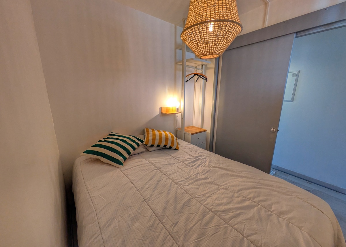 小型双人卧室，配备140x190厘米的储物床