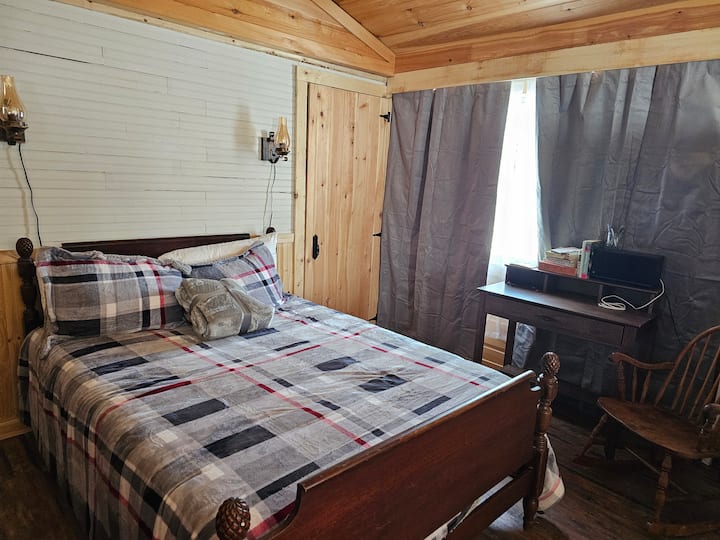 Het traagschuimmatras is ongelooflijk comfortabel en krijgt geweldige recensies, net als de kussens en het beddengoed van hotelkwaliteit.  Als je twee bedden nodig hebt, is er ook een tweede automatisch opblaasbaar frame met traagschuimmatras beschikbaar.