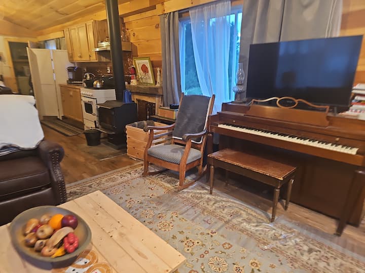 een smart-tv met wifi.  Kaartspellen voor warme nachten.  En er is allerlei bladmuziek in de pianobank 