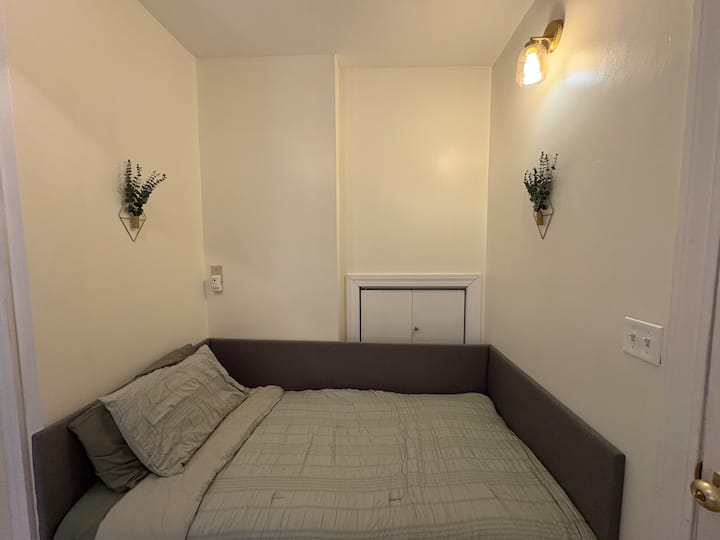 ห้องนอนที่ 3 มีเตียงแฝด 1 หลังและพื้นที่ทำงาน/เรียนหนังสือ 