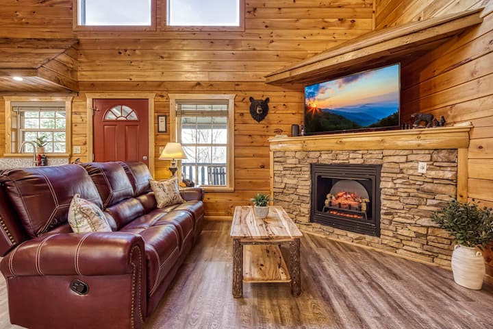 Cozy Haven, Featuring A Heart-shaped Jacuzzi. - Pigeon Forge, TN