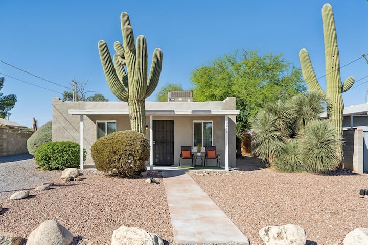 The Galabunga | 5★ Location, ♛King Bed + Parking - Tucson, AZ