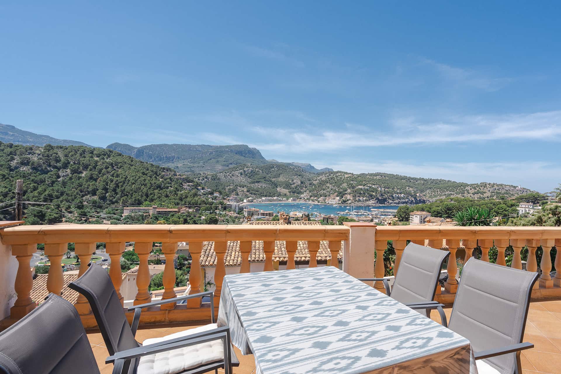 Comfortable one bed-apartment with A/C and viewss