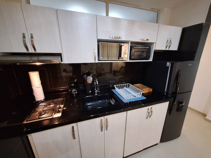 Vous économiserez de l'argent en cuisinant dans la cuisine entièrement équipée.