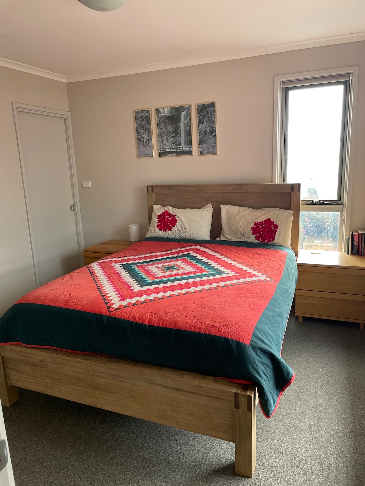 غرفة نوم رئيسية مع حمام داخلي 