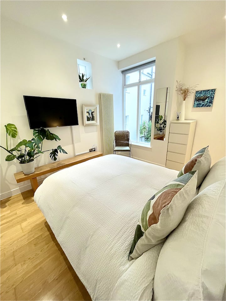 双人床、电视。床上用品由The White Company提供