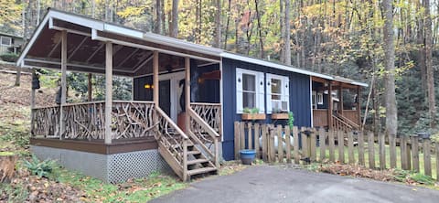 Babbling Brook Cottage - Hot Tub - Gas Fireplace
