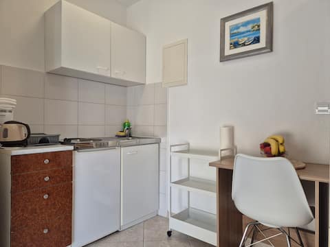 Top Airbnb: COZY APARTMENT- by the sea in Milna