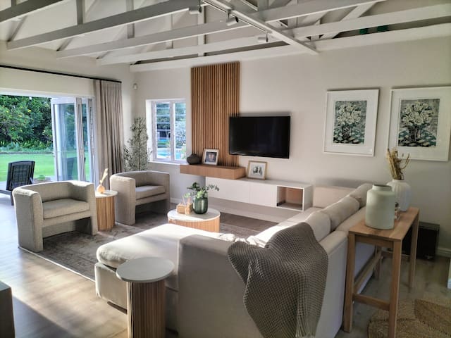 Modern, spacious, cheerful Constantia family home.