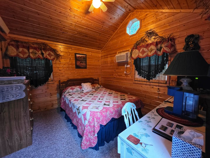 მცირე ზომის, მყუდრო საძინებელი სივრცე.