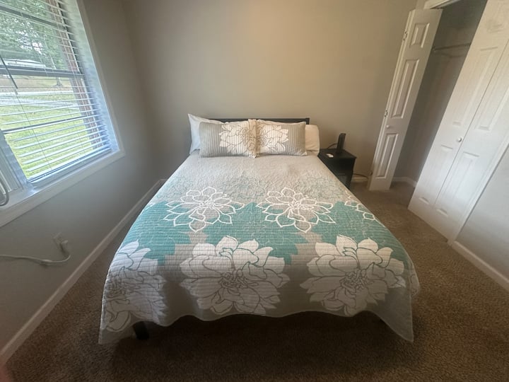 חדר שינה 2 עם מיטת קווין סייז. מזרן קצף זיכרון