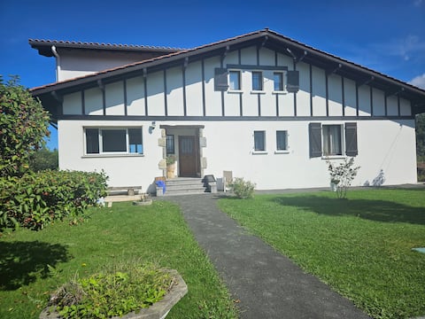 Annonce Airbnb populaire: Mendi Begira à Urrugne