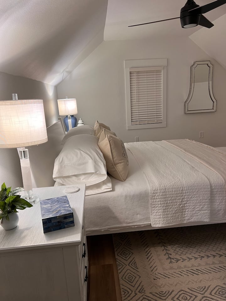 二楼有特大号床。 