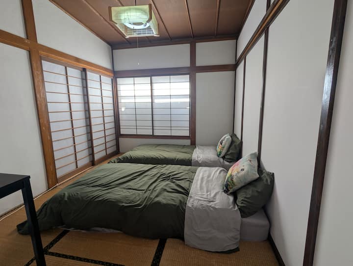 榻榻米卧室1号位于一楼，靠近卫生间。  这是一间较小的房间，最多可容纳2张日式床垫。