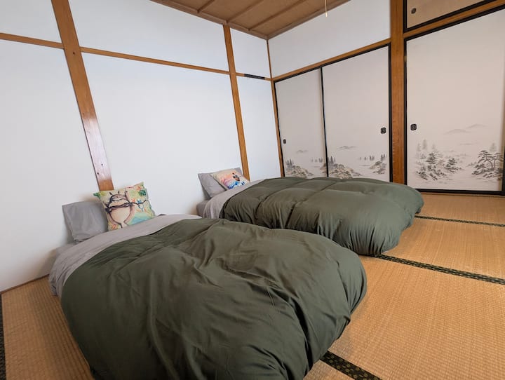 榻榻米卧室3号位于二楼。  如果是大型团体，此客房最多可住3个日式床垫。