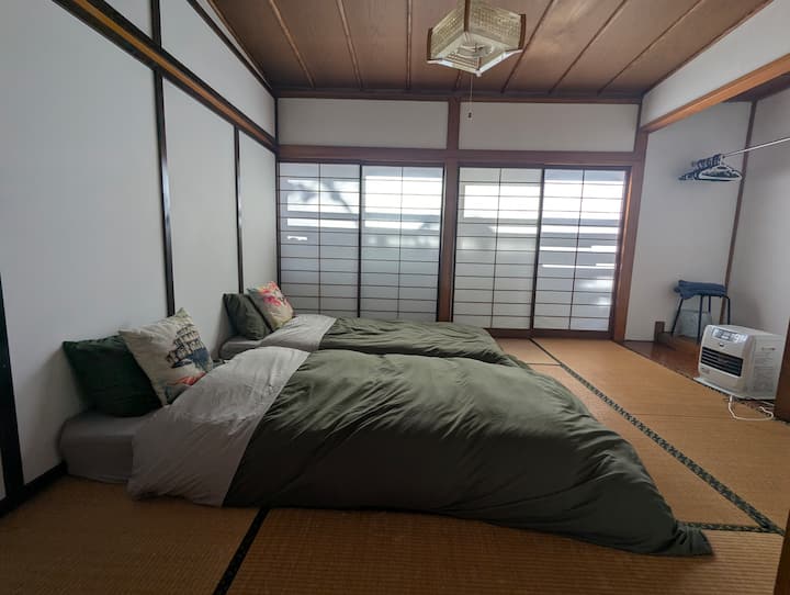 榻榻米卧室2号位于1楼，紧邻卧室1号。  如果是大型团体，此客房最多可容纳3张日式床垫。