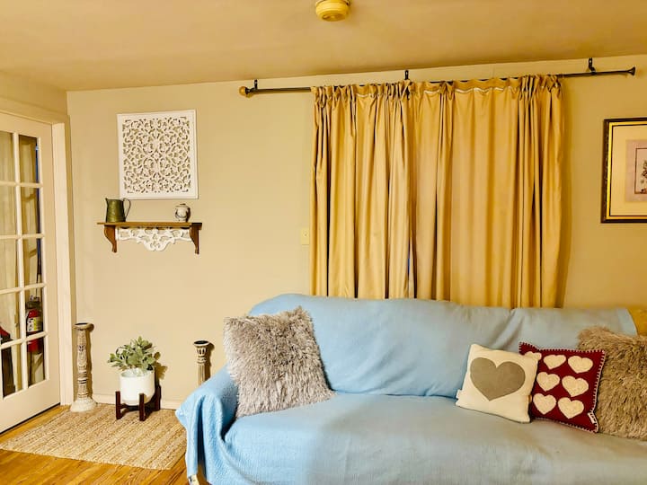Spacious Upstairs Apartment On Beautiful Grounds - Virginia