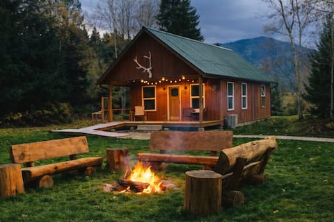 PNW Cabin • Hot Tub • Fire Pit • Tattoo Studio
