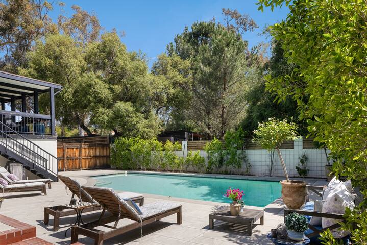 1920s Pasadena Cottage Steps from RoseBowl w/ Pool gallery image 3