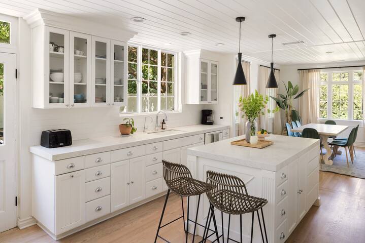 1920s Pasadena Cottage Steps from RoseBowl w/ Pool gallery image 4