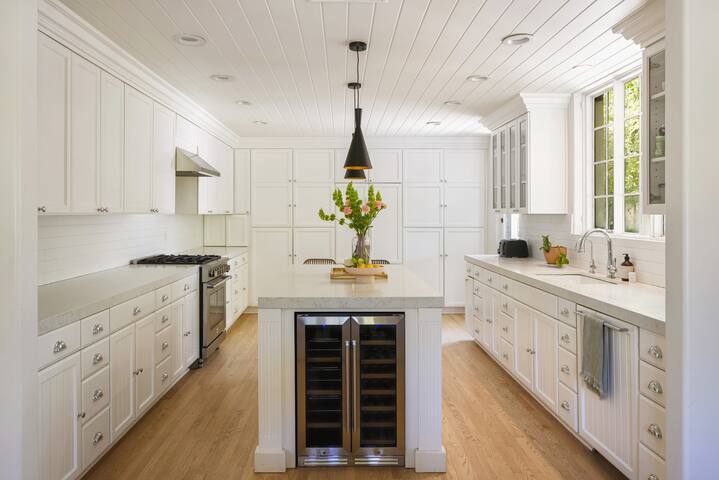 1920s Pasadena Cottage Steps from RoseBowl w/ Pool gallery image 5