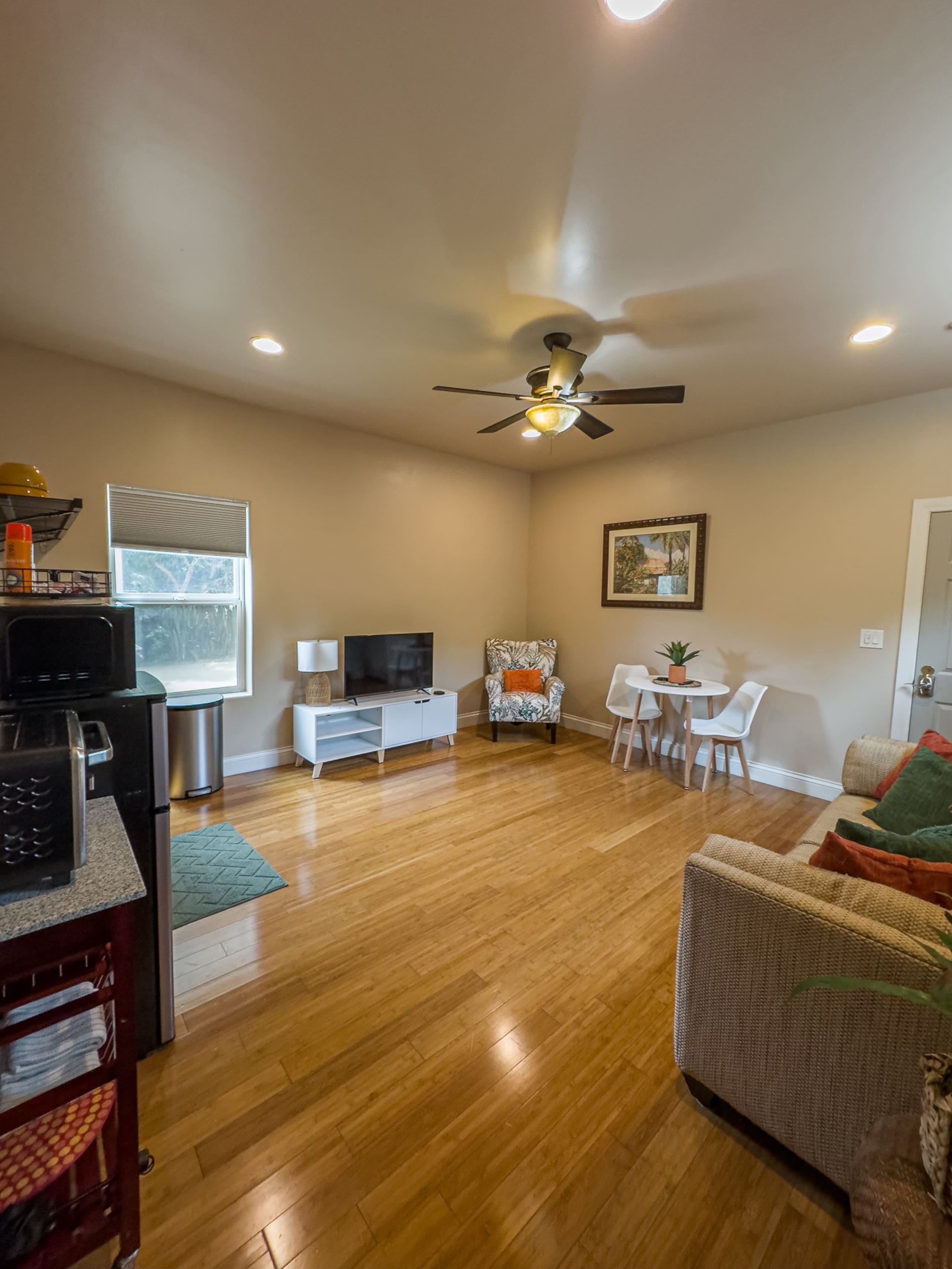 Last-Minute Deal! Central, Clean & Cozy Stay - Photo 6