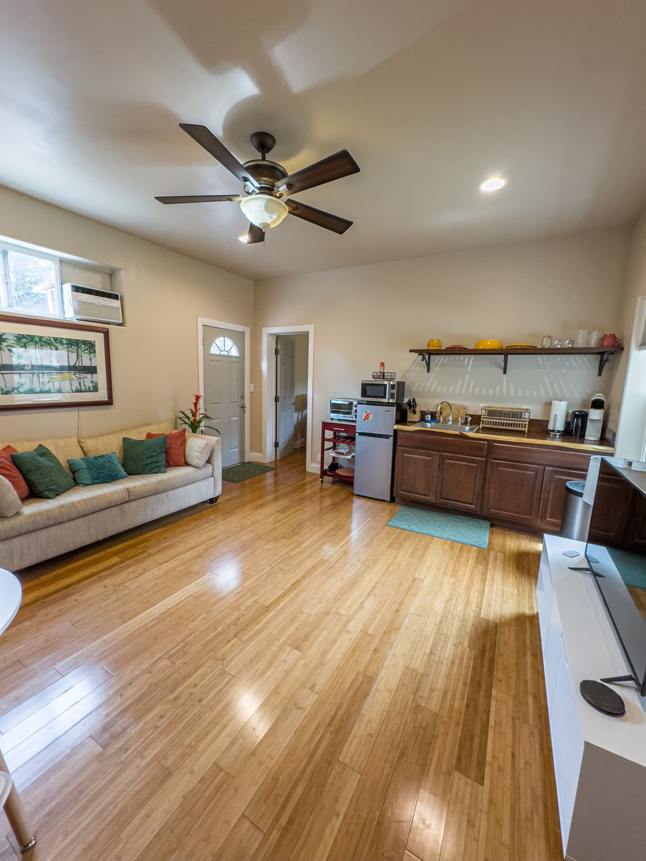 Last-Minute Deal! Central, Clean & Cozy Stay - Photo 8