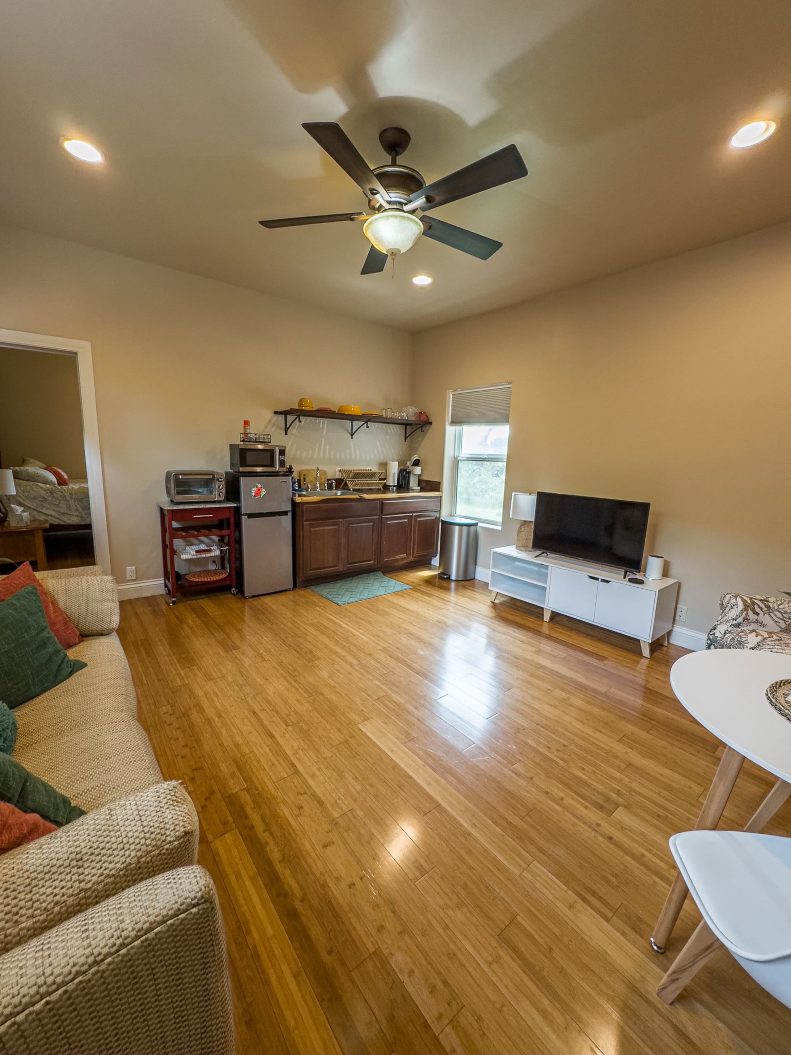 Last-Minute Deal! Central, Clean & Cozy Stay - Photo 7