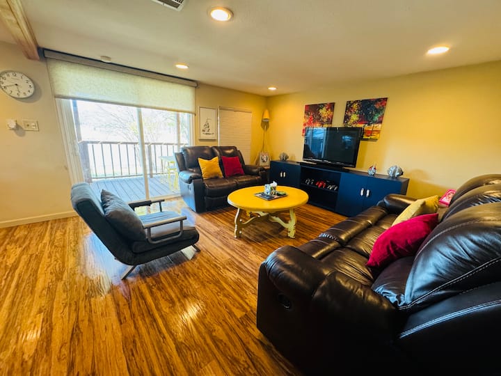 Dollywood Cottage- Pet Friendly Lake Retreat - Log Cabin, TX