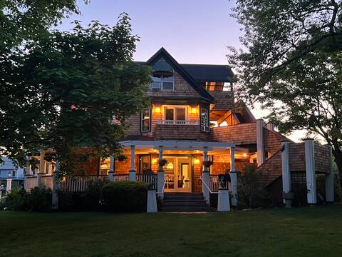 Oak Bluffs Victorian Walk to Town & Beaches