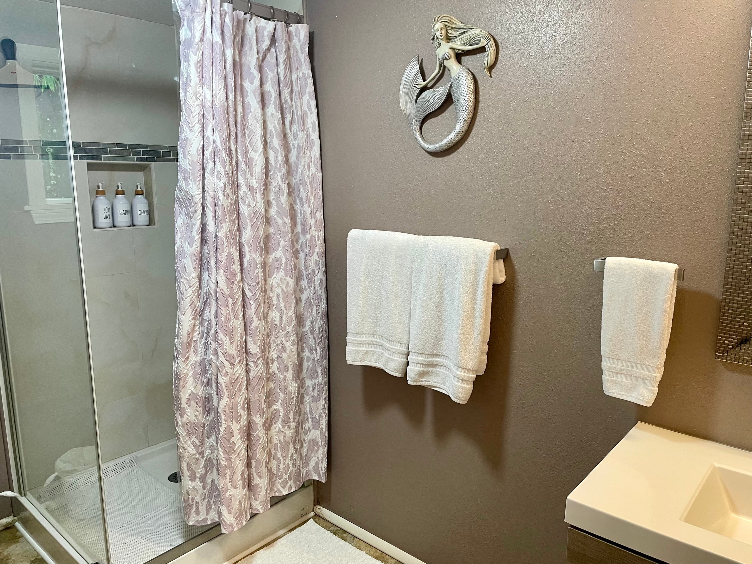 Guesthouse in Hakalau · ★4.84 · 1 bedroom · 2 beds · 1 bath - Photo 16