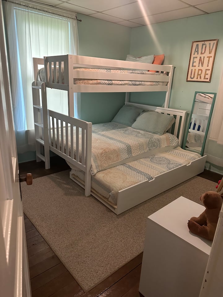 Hulala 4 - trundle huvutwa hadi kwenye kitanda kimoja.