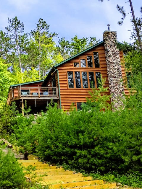 Northwoods Secluded Lakefront Retreat
