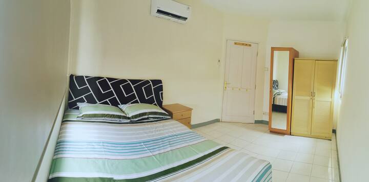 مساحة كبيرة لنشر وتخزين ممتلكاتك في غرفة النوم الواسعة هذه مع سرير متوسط الحجم وخزانة ملابس من القماش مع مرآة

مكيف هواء باناسونيك جديد