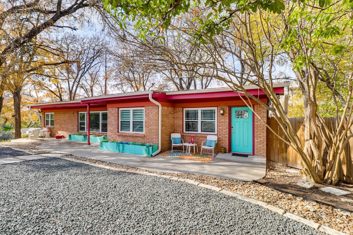 Mid-Century ATX Studio Near SoCo & Downtown