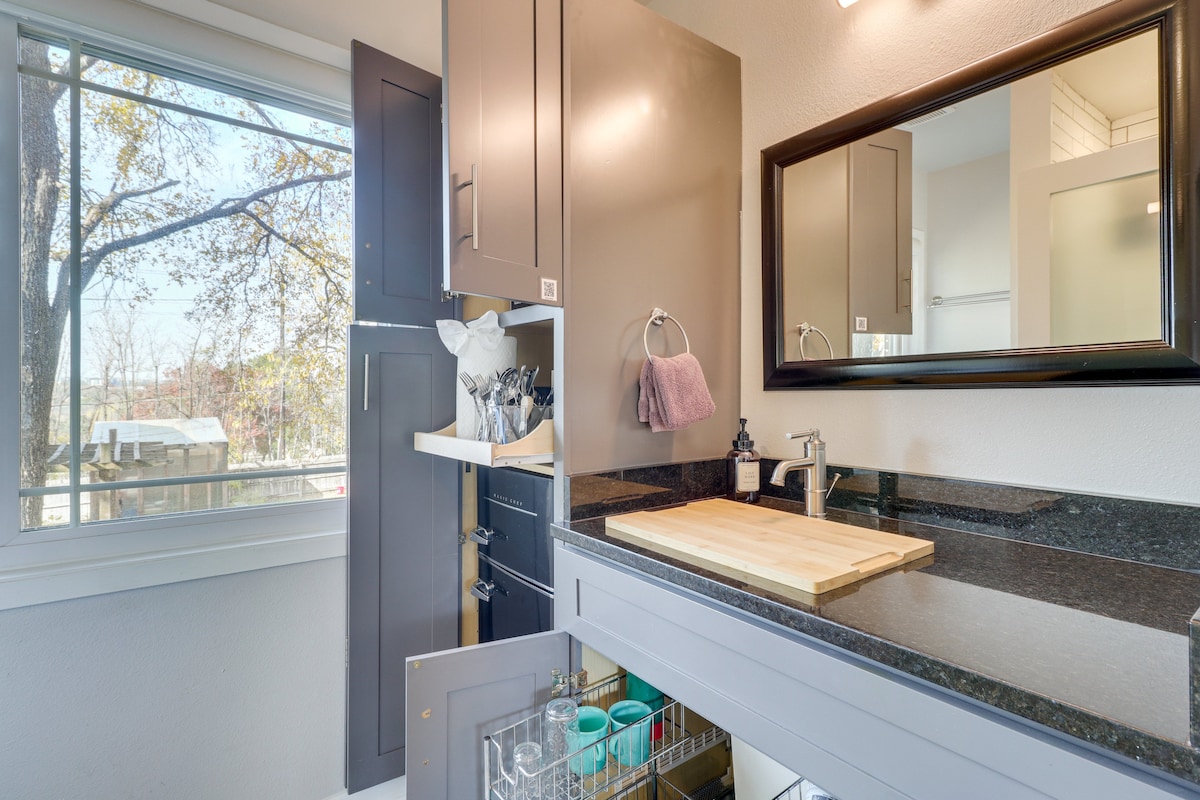 Mid-Century ATX Studio Near SoCo & Downtown