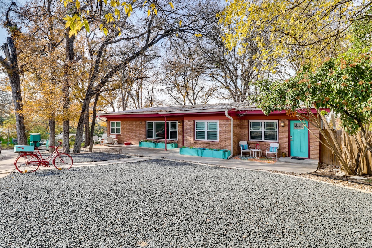 Mid-Century ATX Studio Near SoCo & Downtown