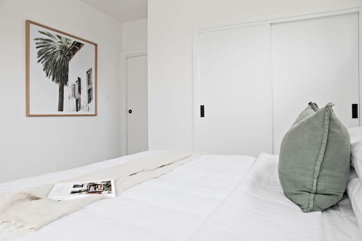 Detalle del dormitorio que destaca el elegante diseño costero y el cómodo entorno