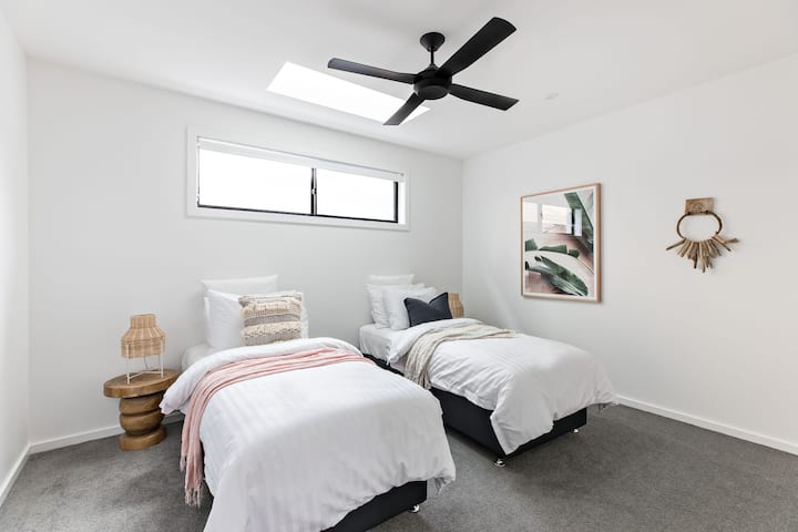 La cama tamaño king se puede dividir en camas individuales y convertirse en un dormitorio doble ideal para niños o amigos que comparten