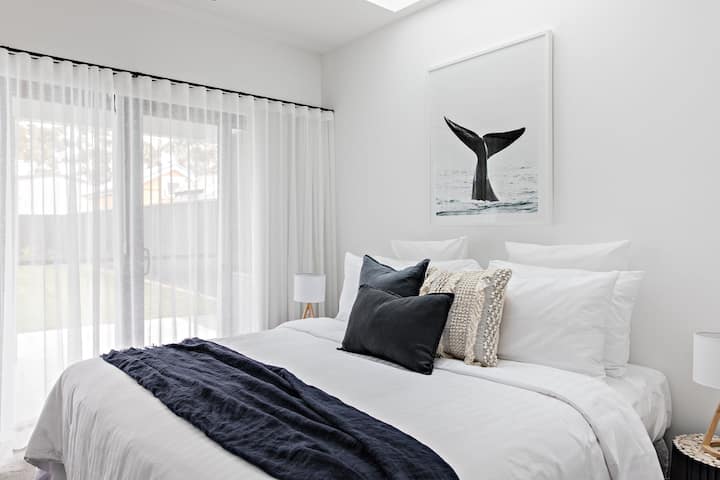 Dormitorio king en planta baja con acceso al jardín y luz natural