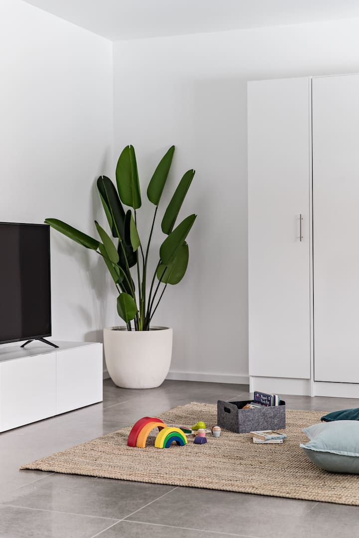 Zona de salón familiar con espacio de juegos para los más pequeños