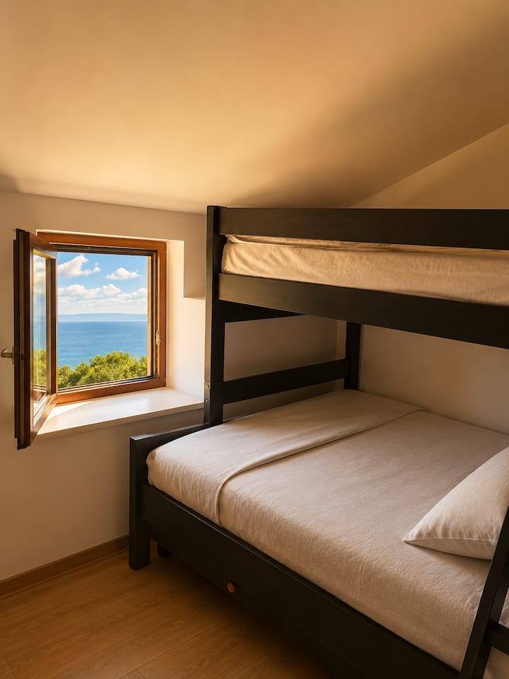 Cama doble grande en litera, ideal para una cómoda estancia familiar.