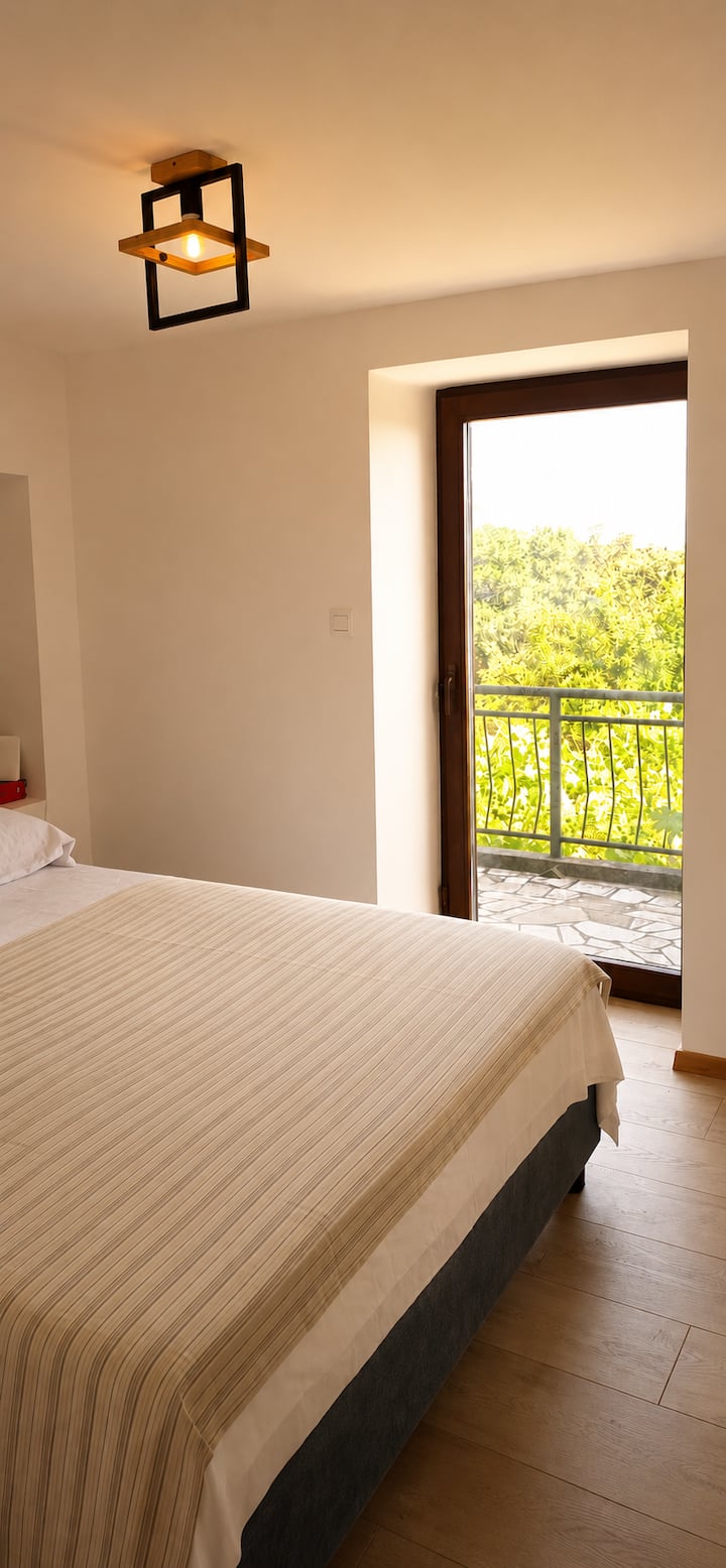 Habitación en el primer piso con cama matrimonial e impresionantes vistas al mar.