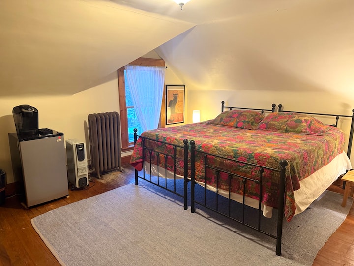 Two twin beds with newer CoolGel Memory Foam mattresses are situated together to make a king size bed. (Beds can be separated into two twin beds if preferred.)