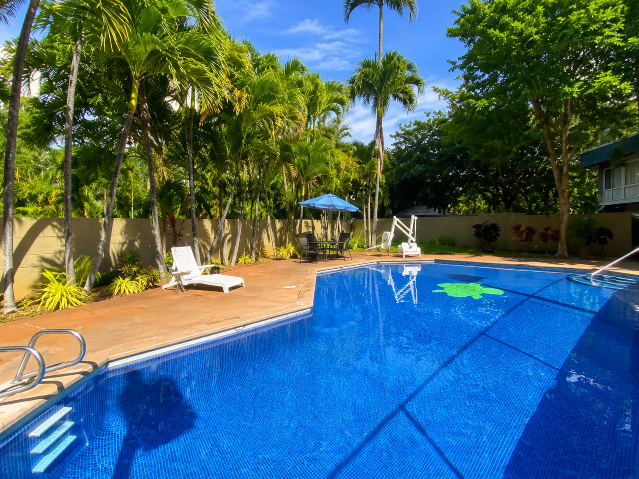 Condo in Honolulu · ★4.91 · 1 bedroom · 2 beds · 1 private bath - Image 18