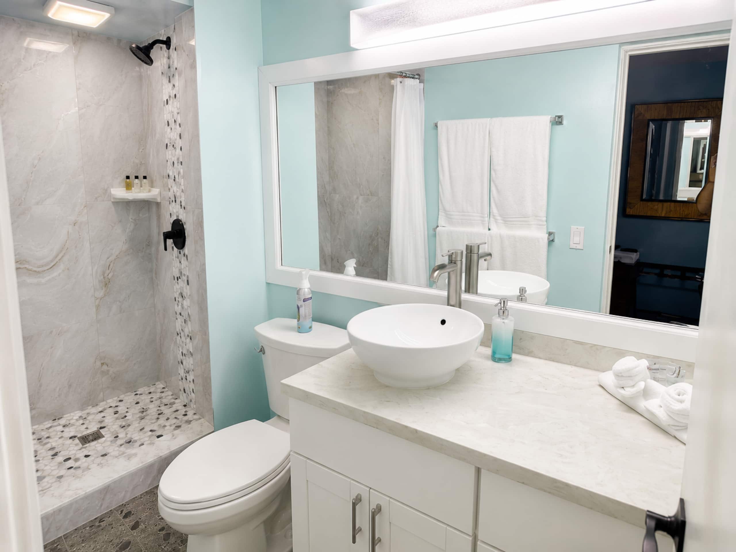 Condo in Honolulu · ★4.91 · 1 bedroom · 2 beds · 1 private bath - Image 12