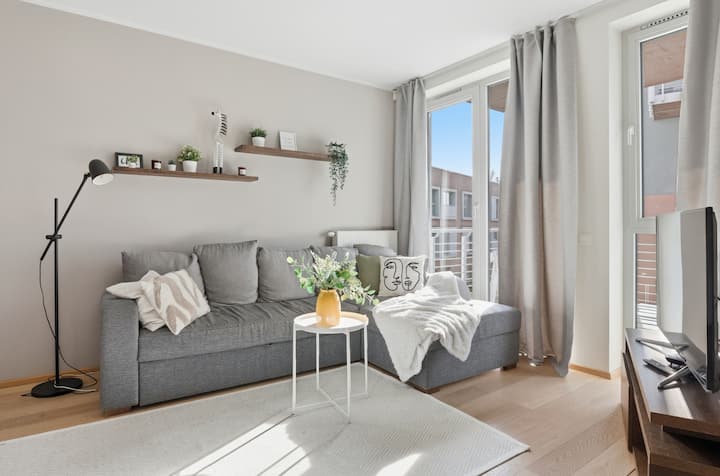 Cozy 2br W/ Balcony – 5 Min To Old Town/ Best Area - Tallinn