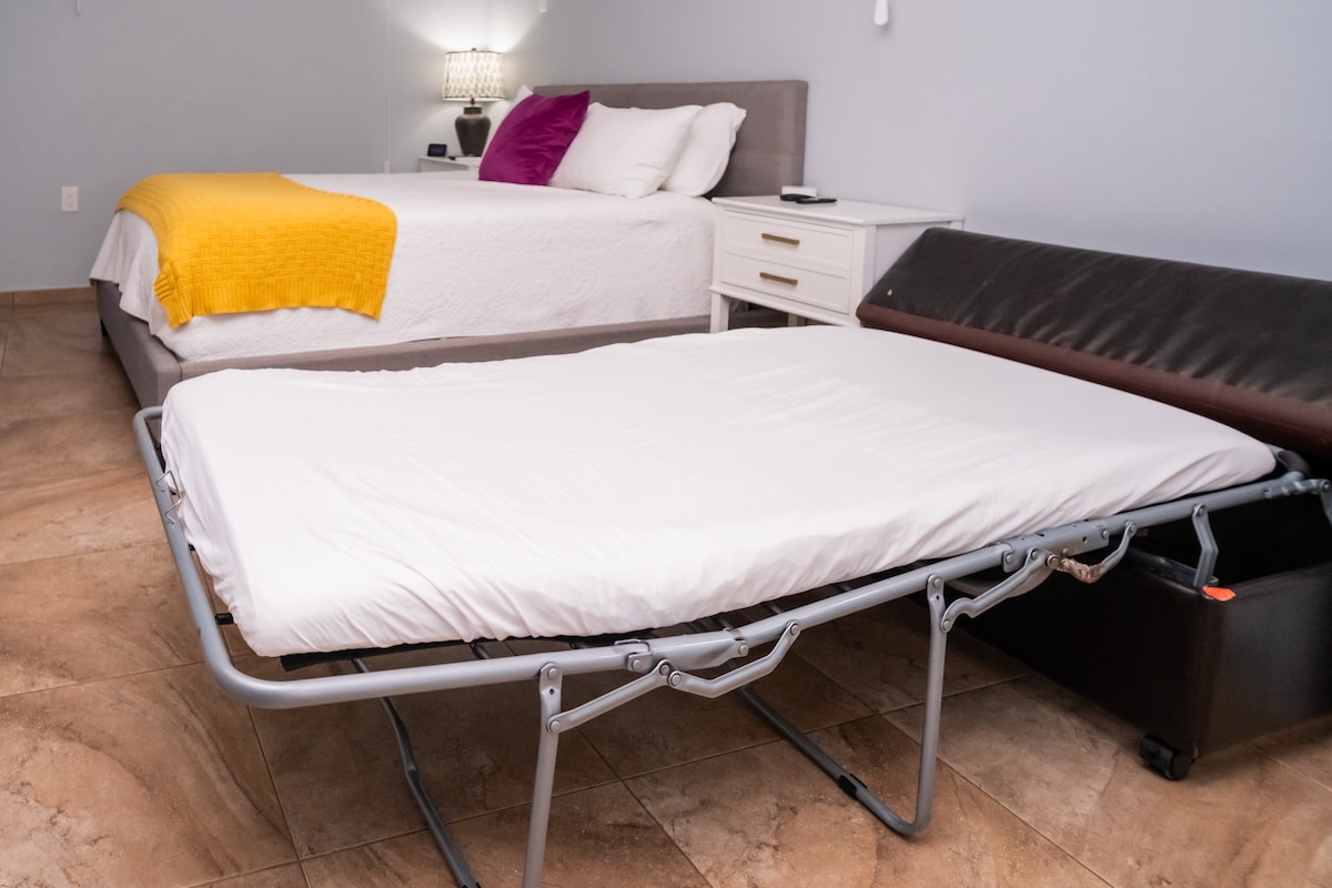 يوجد سرير أريكة واحد في الغرفة. ولكن إذا رأيت صورًا أخرى، يمكنك إخراجها من الغرفة ووضعها بجوار غرفة المعيشة. 