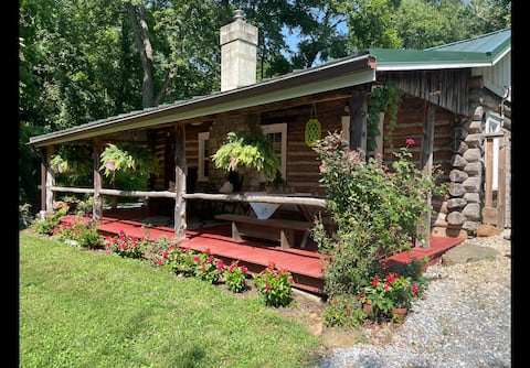 Vintage Riverfront Log Cabin “Emma” w/hot tub