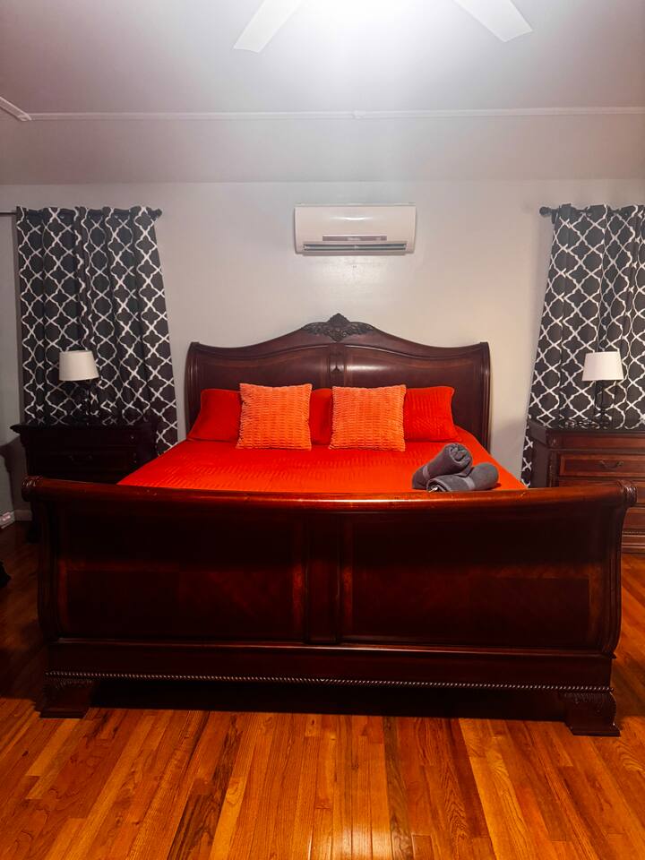 [Hlavná spálňa s manželskou posteľou] Vybavená manželskou posteľou California King, sedacou časťou s gaučom, kanceláriou a TV miestnosťou, ako aj obrovskou kúpeľňou so sprchovacím kútom, vaňou a dvojitou umývadlovou skrinkou. 